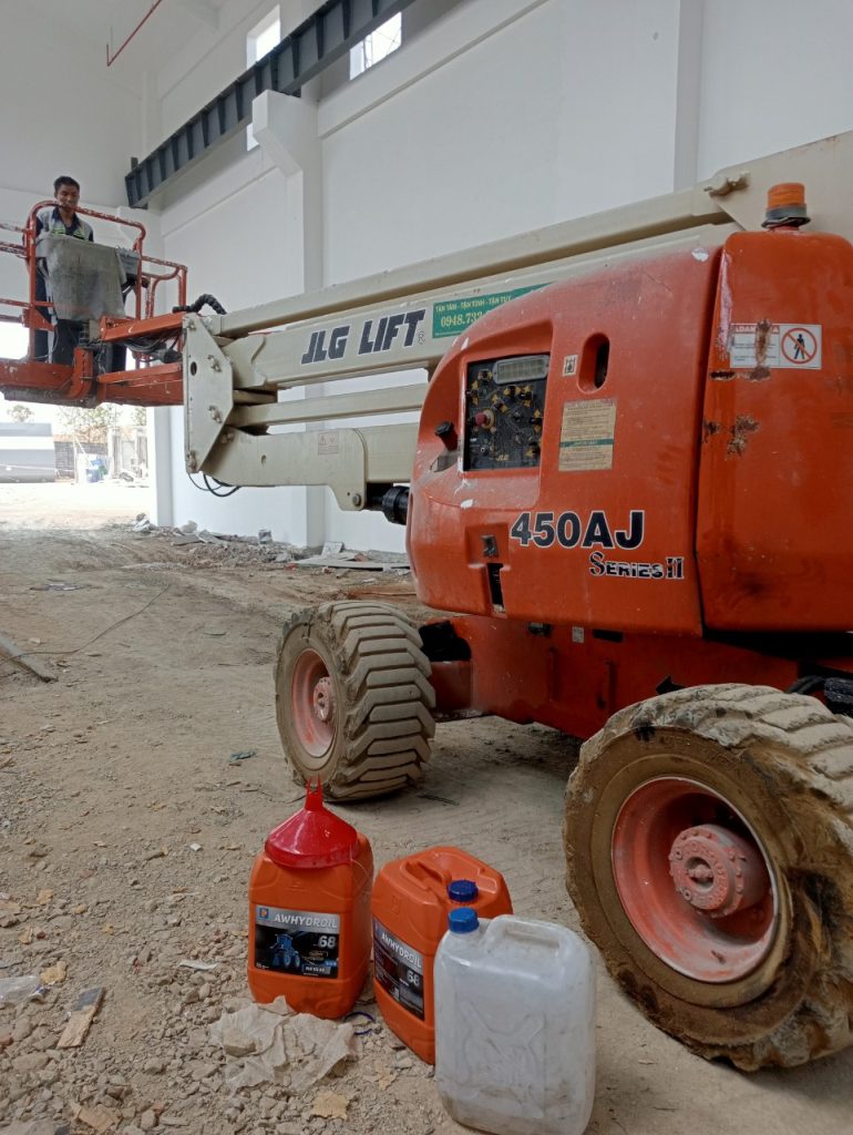 Cho thue xe nang nguoi Boomlift dien tai Nam Dan