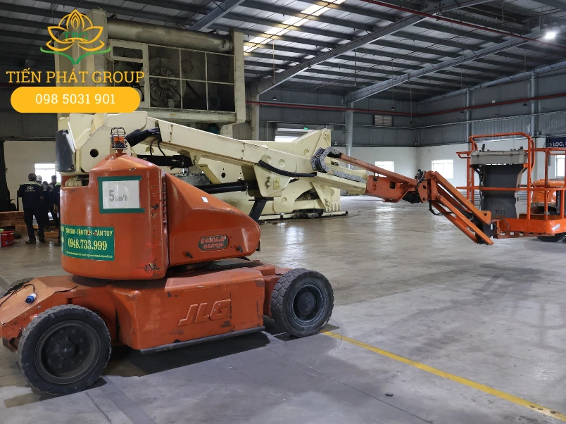 Tien Phat Group cho thue xe nang nguoi boom lift lam viec trong nha may tai Bien Hoa, Dong Nai