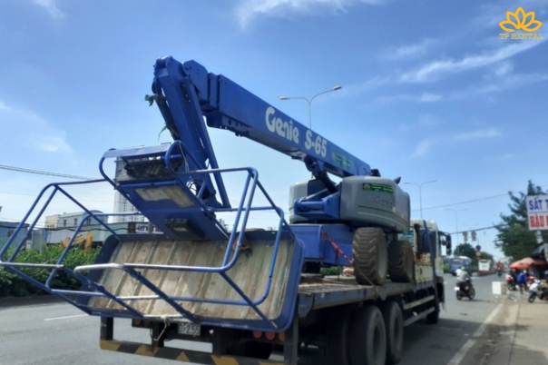 xe nang nguoi boom lift dien