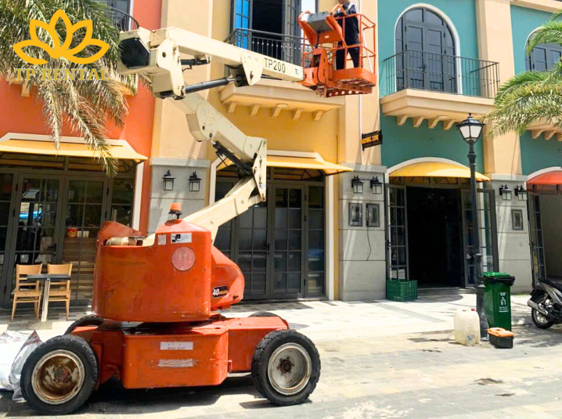 xe nang nguoi boom lift can gap