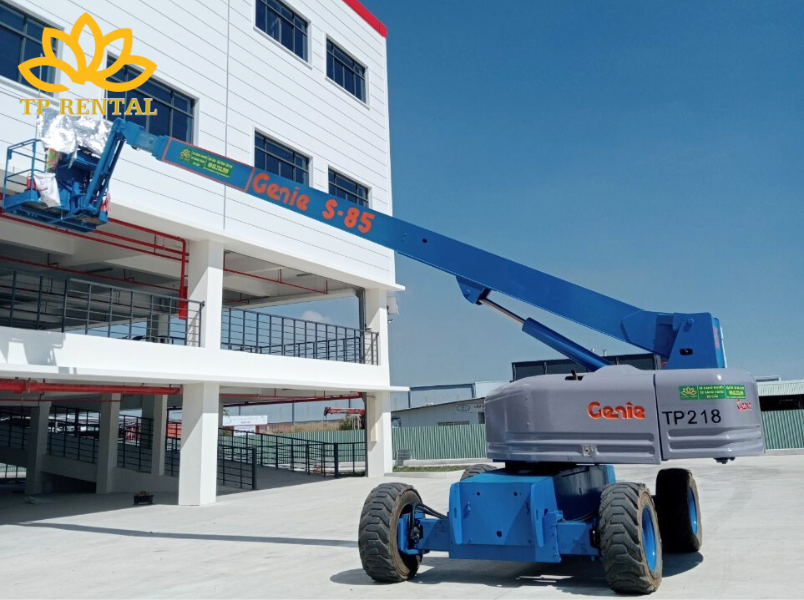 xe nang nguoi boom lift dau