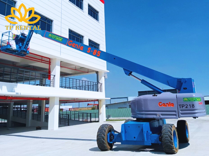 xe nang nguoi boom lift dau