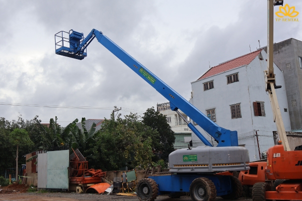 xe nang nguoi boomlift dau