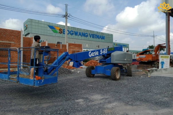 xe nang nguoi boomlift dau