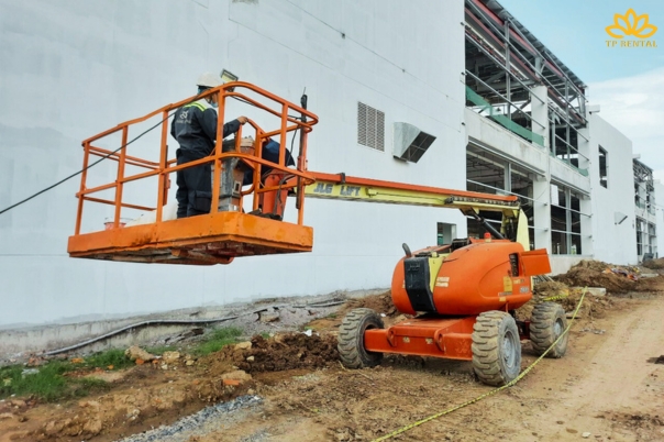 xe nang nguoi boomlift dau