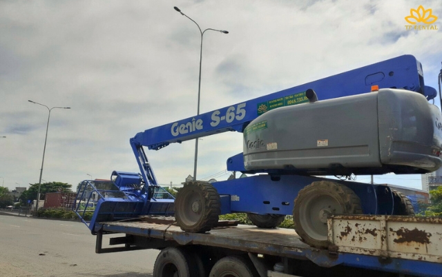 xe nang nguoi boomlift dau