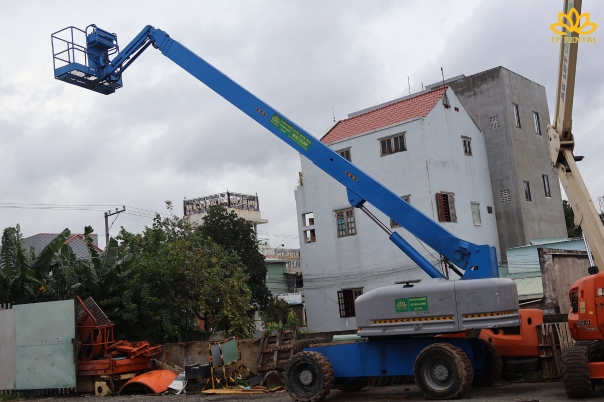 xe nang nguoi boomlift dien