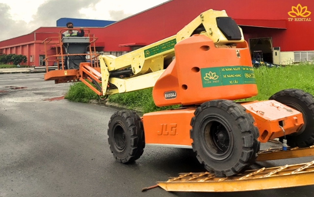 xe nang nguoi boomlift dien