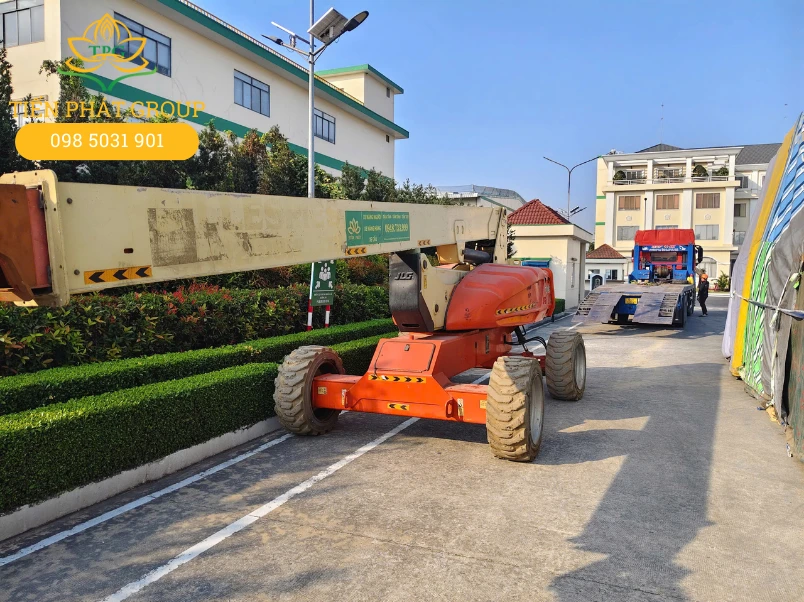 Tien Phat cho thue xe nang nguoi Boom Lift JLG lam viec tai Binh Thanh, TpHCM