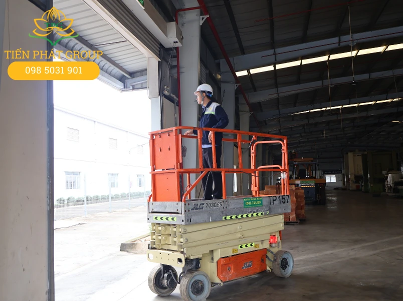 Tien Phat cho thue xe nang nguoi cat keo chay dien tai TpHCM