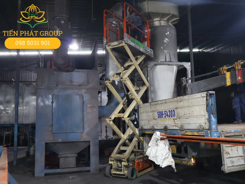 Tien Phat cho thue xe nang nguoi cat keo thuc hien lap dat day chuyen san xuat tai Dau Tieng, Binh Duong