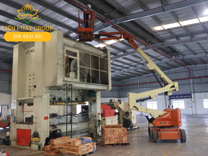 Tien Phat cho thue xe nang nguoi lam viec tren cao tai nha may o Thu Dau Mot, Binh Duong