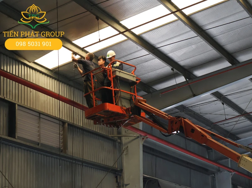 Tien Phat cho thue xe nang nguoi lam viec tren cao tai nha xuong o Di An, Binh Duong