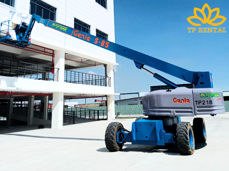 xe nang nguoi boom lift dau