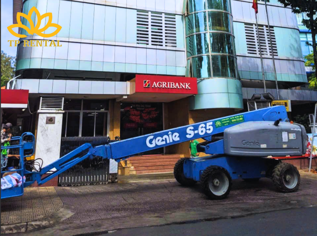 xe nang nguoi boom lift dau