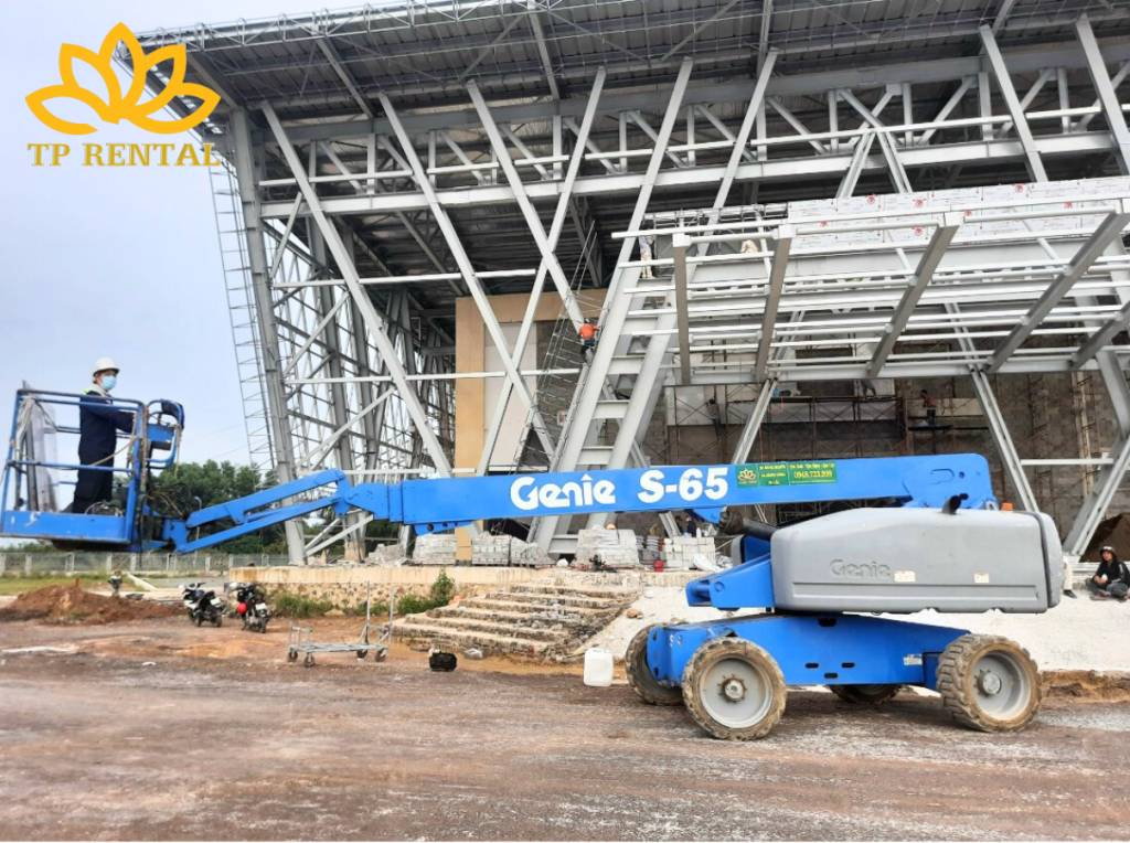 xe nang nguoi boom lift dau can ong long