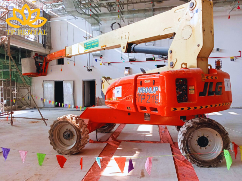 xe nang nguoi boom lift dau