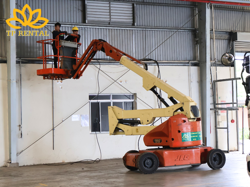 xe nang nguoi boom lift dien