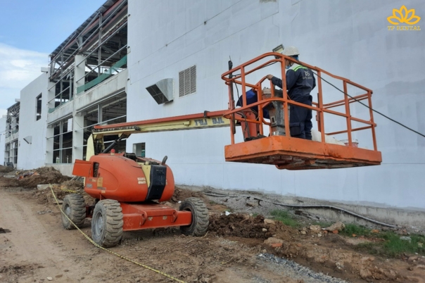 xe nang nguoi boomlift dau