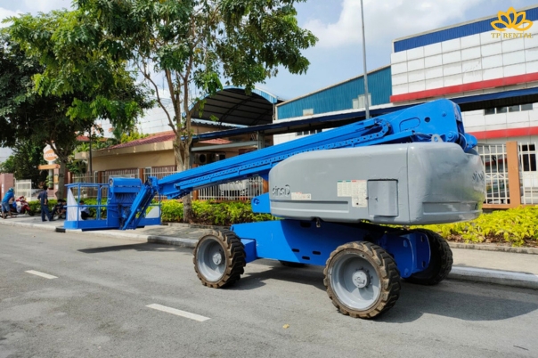 xe nang nguoi boomlift dau