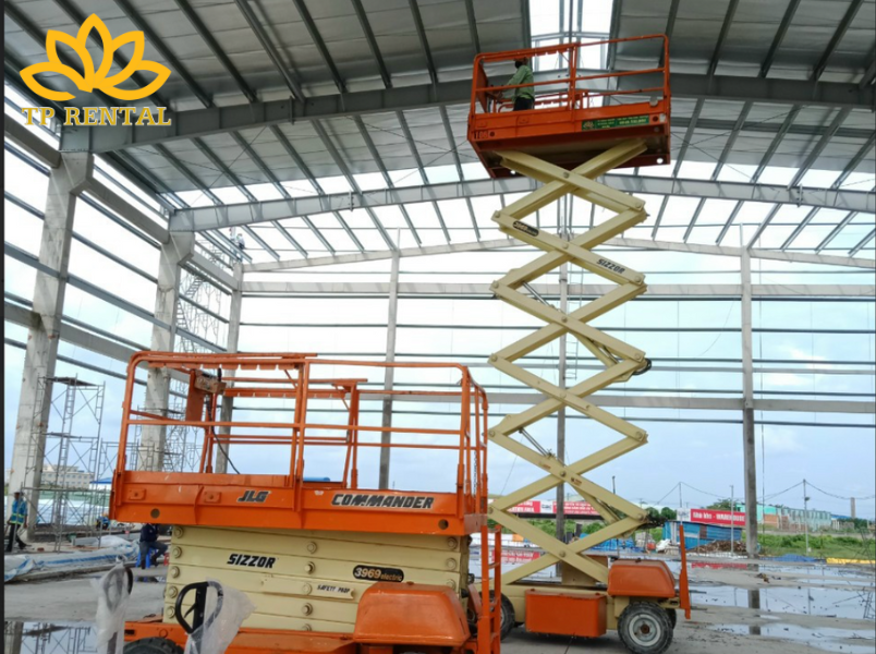 xe nang nguoi dang scissor lift