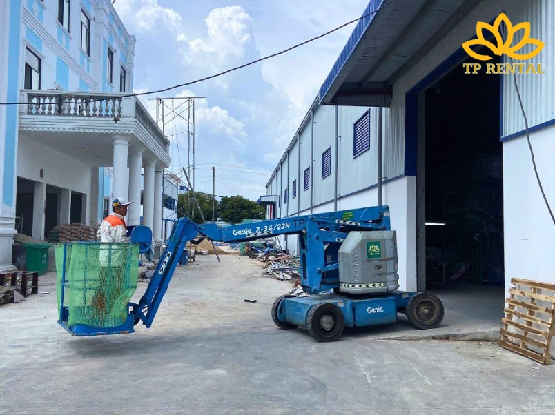 xe nang nguoi boom lift tai KCN Mai Trung