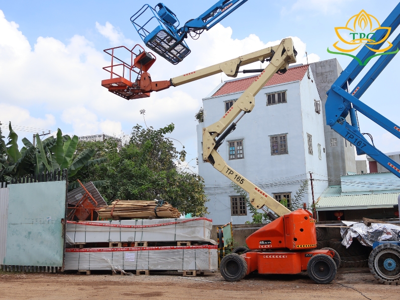 xe nang nguoi boom lift dien