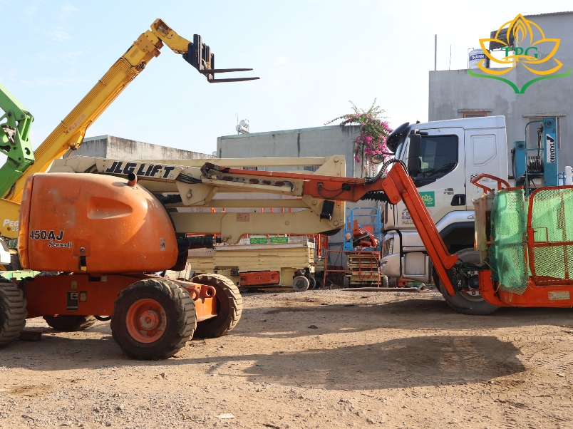 xe nang nguoi boom lift