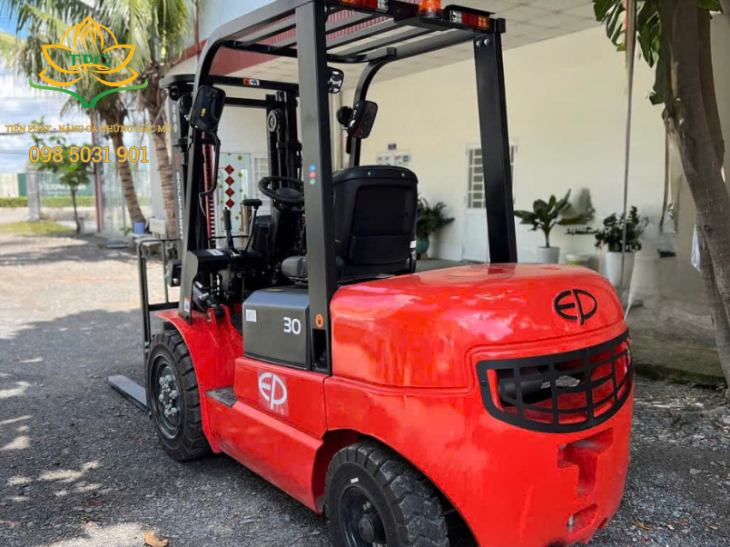 Xe nâng đi trên đường có bị phạt không