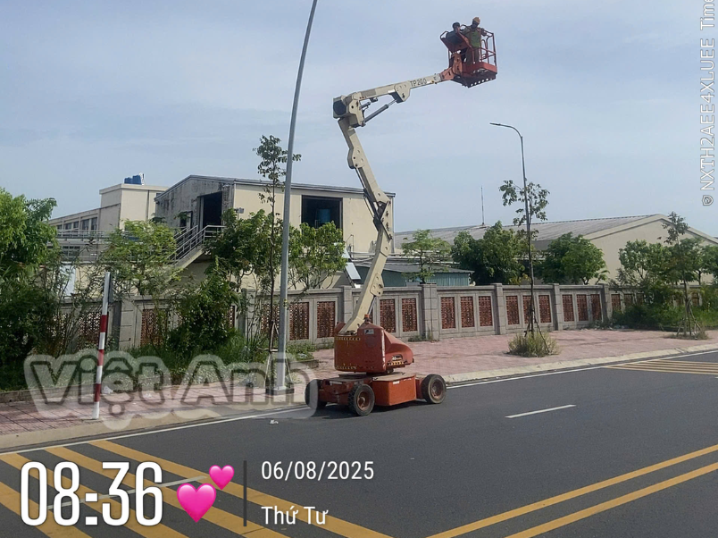 Xe nang nguoi thi cong nha xuong