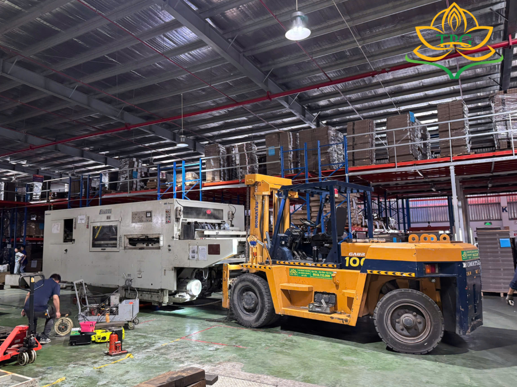 Thuê xe nâng di dời máy bế hộp giấy tại Bình Dương