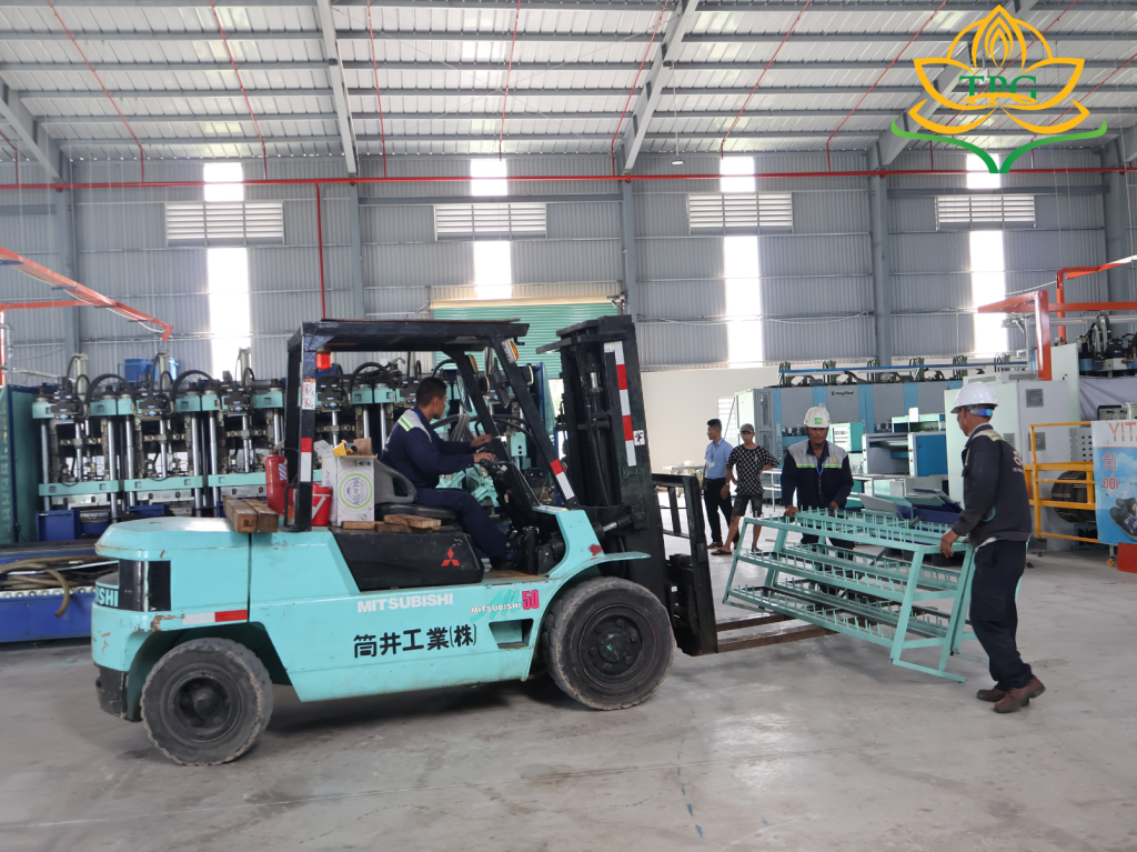 Thuê xe nâng hàng Tiến Phát di dời máy dập
