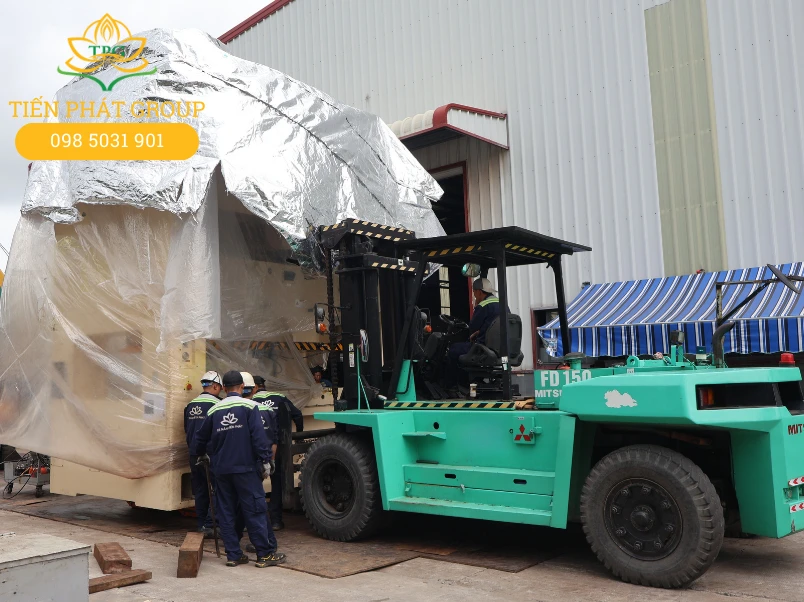 Tien Phat Group cho thue xe nang de di doi may moc tai trong lon tai Ben cat, Binh Duong