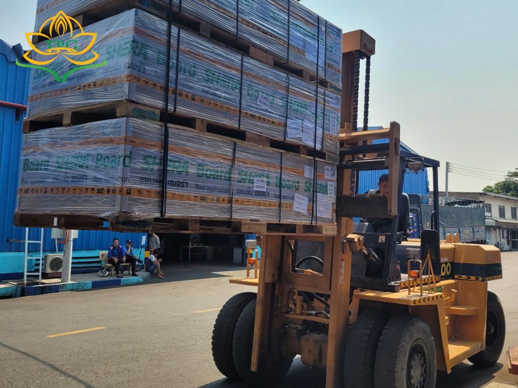 Xe nâng Tiến Phát di dời, nâng hạ hàng hóa nặng