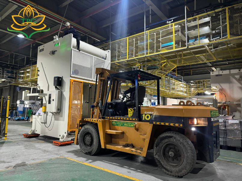 Xe nâng Tiến Phát nâng hạ máy móc trong nhà máy Thuận An
