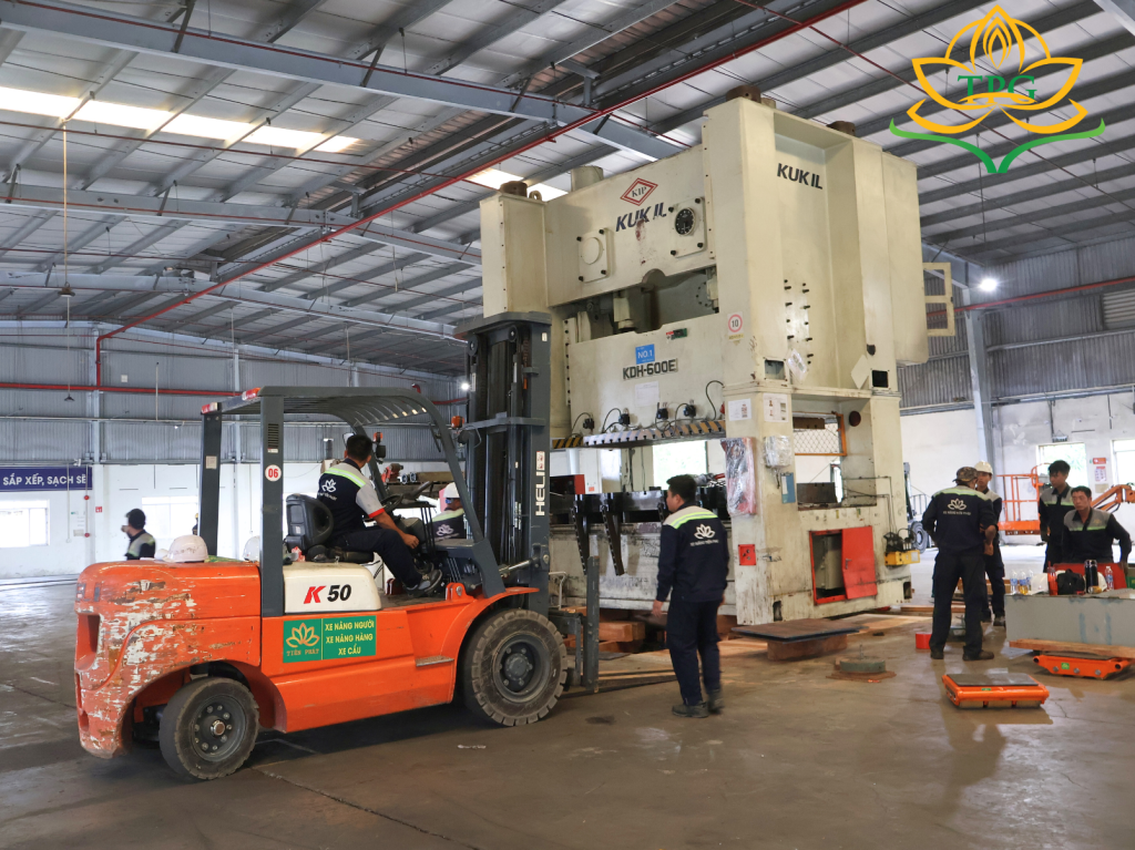 Xe nâng hàng di dời máy 100 tấn JNJ VINA tại Dầu Tiếng