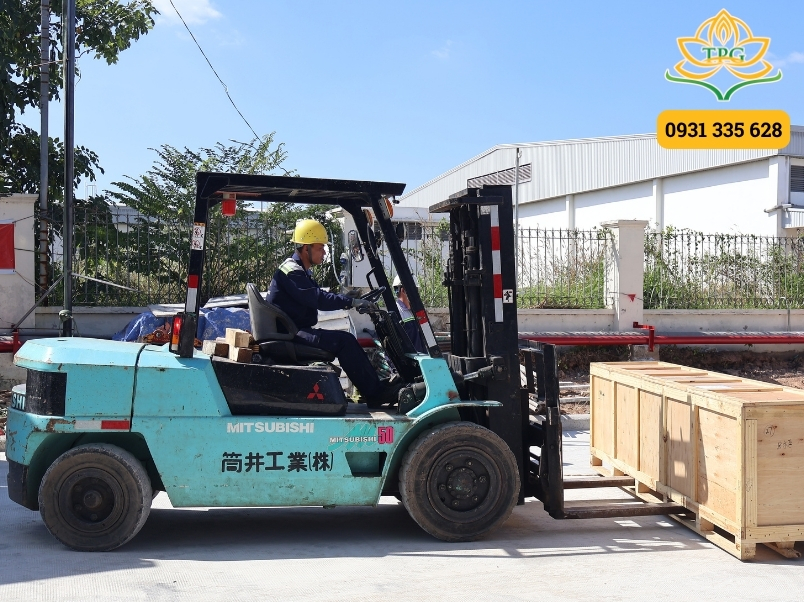 Thuê xe nâng dầu nâng hạ hàng hóa tại Tiến Phát