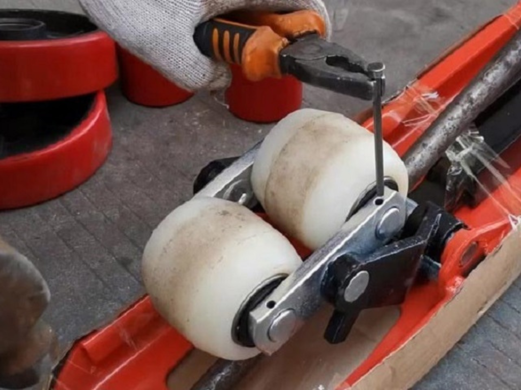 Tháo bánh tải xe nâng tay