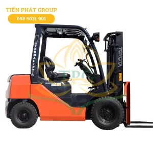 Xe nang dau 2.5 tan Toyota 8FD25 la thiet bi nang ha su dung dong co Diesel