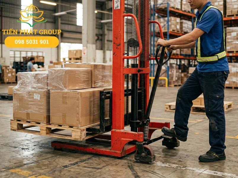 Ung dung xe nang tay cao trong kho bai